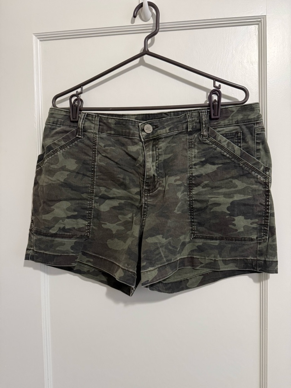 Kut from the Kloth Camouflage Cargo Shorts - Olive